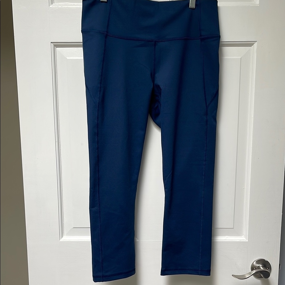 Under Armour Navy Blue Heat Gear Fitted Crop Leggings Size L NWT